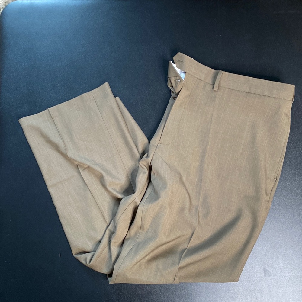 Haggar travel performance classic fit men's, 44X30, brown, dress pants, NWT